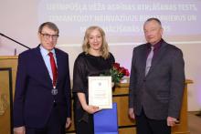 Atzinības rakstu saņem prof. Zanda Daneberga. LZA publicitātes foto
