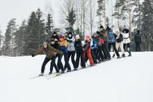 RSU LSPA studenti distanču slēpošanas metodiku apgūst ziemas nometnē